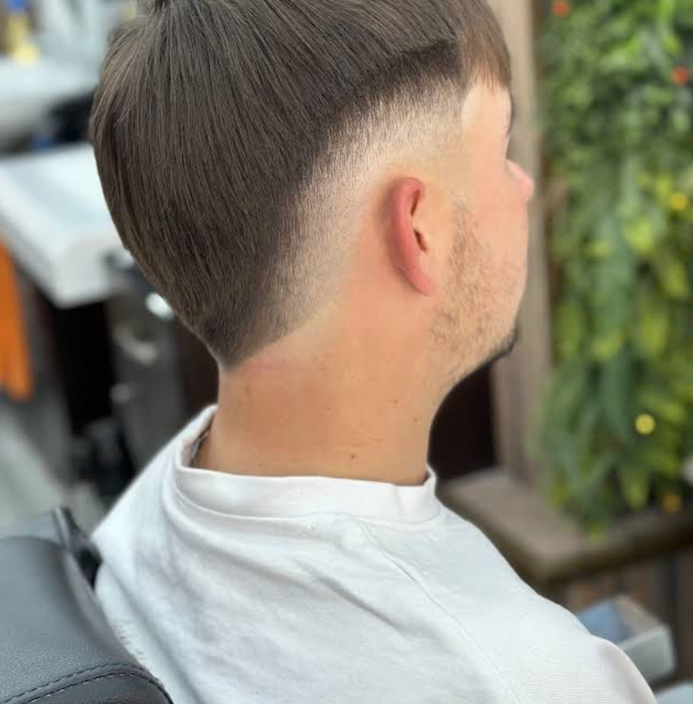 Beard trim with straight razor
